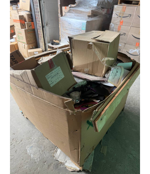 1 Pallet - Wholesale Walmart Liquidation - Halloween and Christmas products, General Merchandise - Condition: Customer returns  – Unsorted
