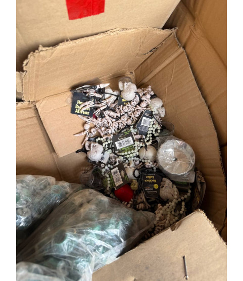 1 Pallet - Wholesale Walmart Liquidation - Halloween and Christmas products, General Merchandise - Condition: Customer returns  – Unsorted