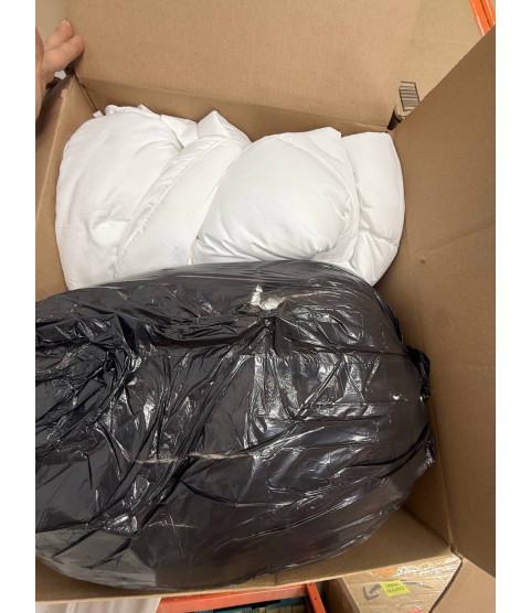 1 Pallet - Wholesale Amazon Liquidation – Robes, Bed linen, Clothes hangers - Condition: Customer returns – Unsorted
