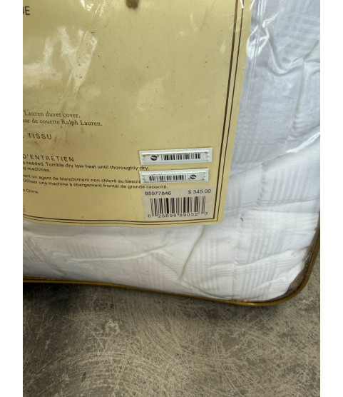 1 Pallet - Wholesale Hudson's Bay Liquidation - Pillows & Blankets - Condition: Customer returns - Unsorted