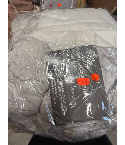 1 Pallet - Wholesale Hudson's Bay Liquidation - Assorted Bedding & Home Textiles - Condition: Customer returns - Unsorted
