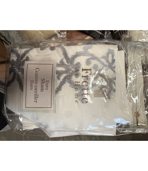 1 Pallet - Wholesale Hudson's Bay Liquidation - Assorted Bedding & Home Textiles - Condition: Customer returns - Unsorted