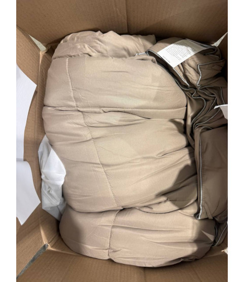 1 Pallet - Wholesale Liquidation - Bedding, Pillows, Comforters & General Merchandise - Condition: Customer returns - Unsorted