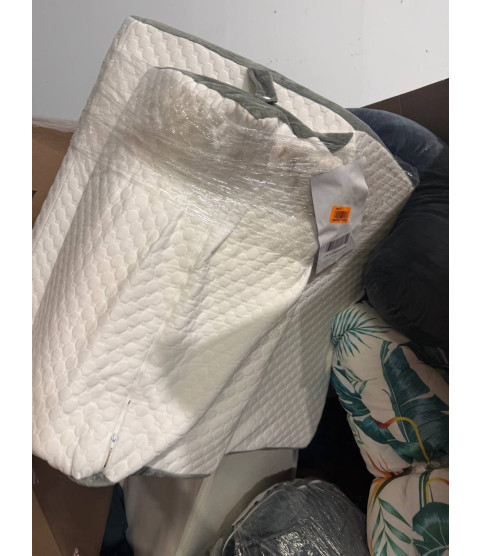 1 Pallet - Wholesale Liquidation - Bedding, Pillows, Comforters & General Merchandise - Condition: Customer returns - Unsorted