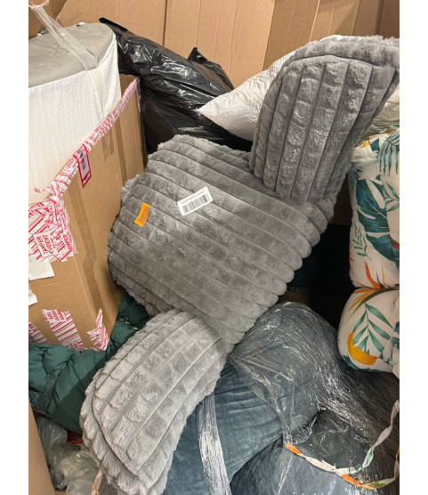 1 Pallet - Wholesale Liquidation - Bedding, Pillows, Comforters & General Merchandise - Condition: Customer returns - Unsorted