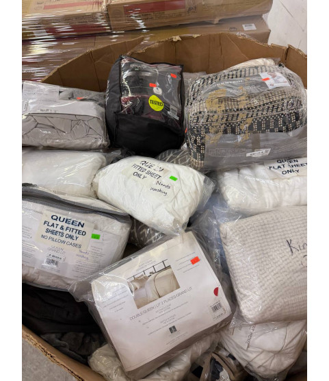 Truckload 12 Pallets - Wholesale Hudson's Bay Liquidation - Hudsons Bay Comforters, Pillows, Duvet Cover Sets & Bedding - Condition: Customer returns - Unsorted