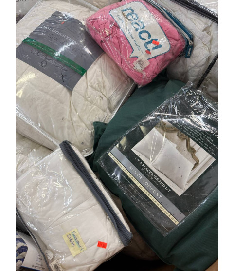 Truckload 12 Pallets - Wholesale Hudson's Bay Liquidation - Hudsons Bay Comforters, Pillows, Duvet Cover Sets & Bedding - Condition: Customer returns - Unsorted