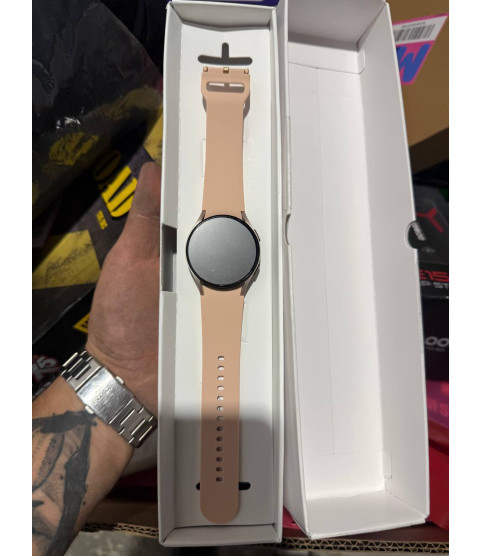 1 Pallet - Wholesale Walmart Liquidation - Samsung watch, Clothing, Toys, Household Goods, Electronics & General Merchandise - Condition: Customer returns - Unsorted